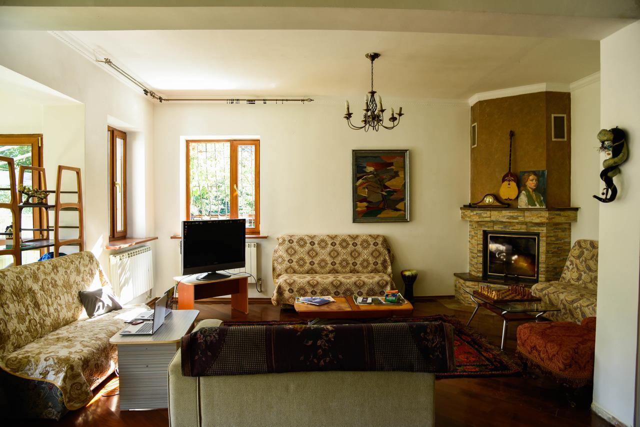 "European" Backpackers Hostel In Almatı Dış mekan fotoğraf